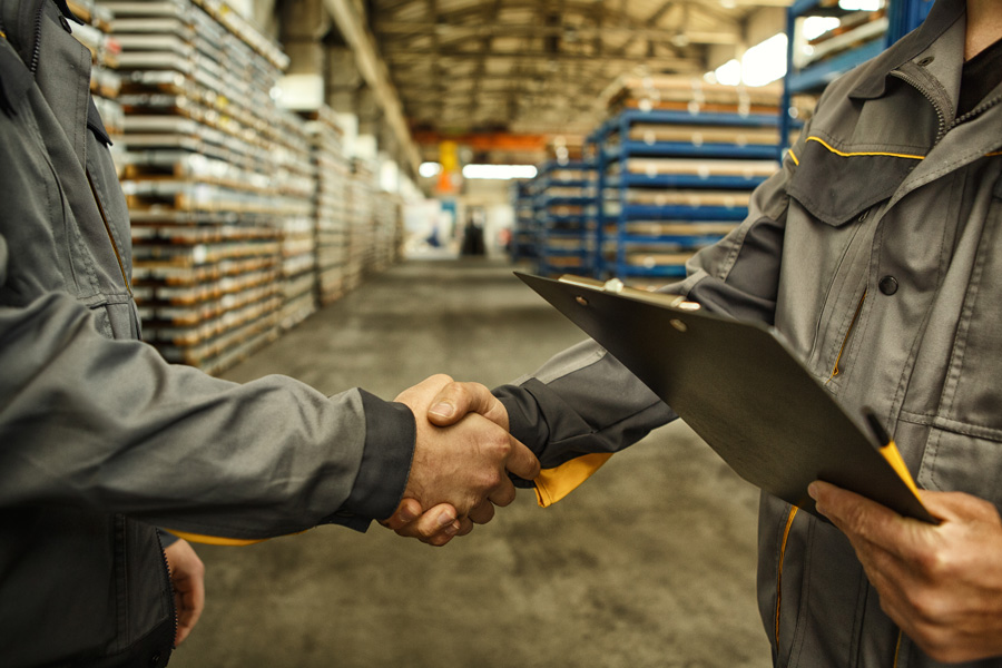 Technicien Promaferm inspectant une installation industrielle