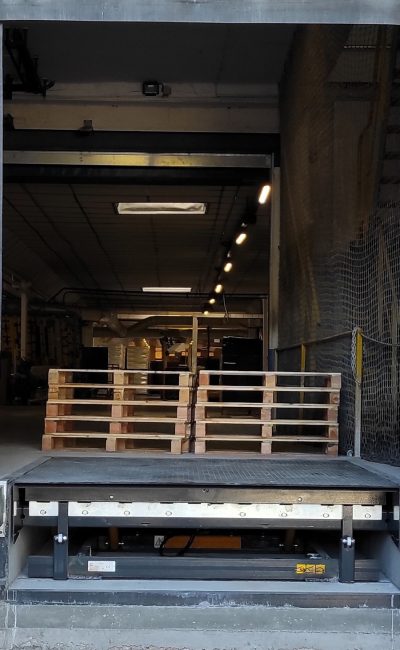 Équipement de quai – rampe de chargement industriel  - niveleur de quai